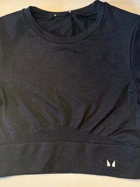 Cropped Black Crewneck Pullover Top with Ribbed Hem